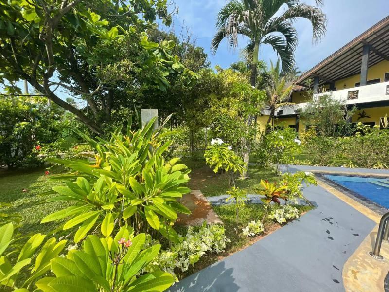 Solomon Beach Hotel Marawila Bagian luar foto