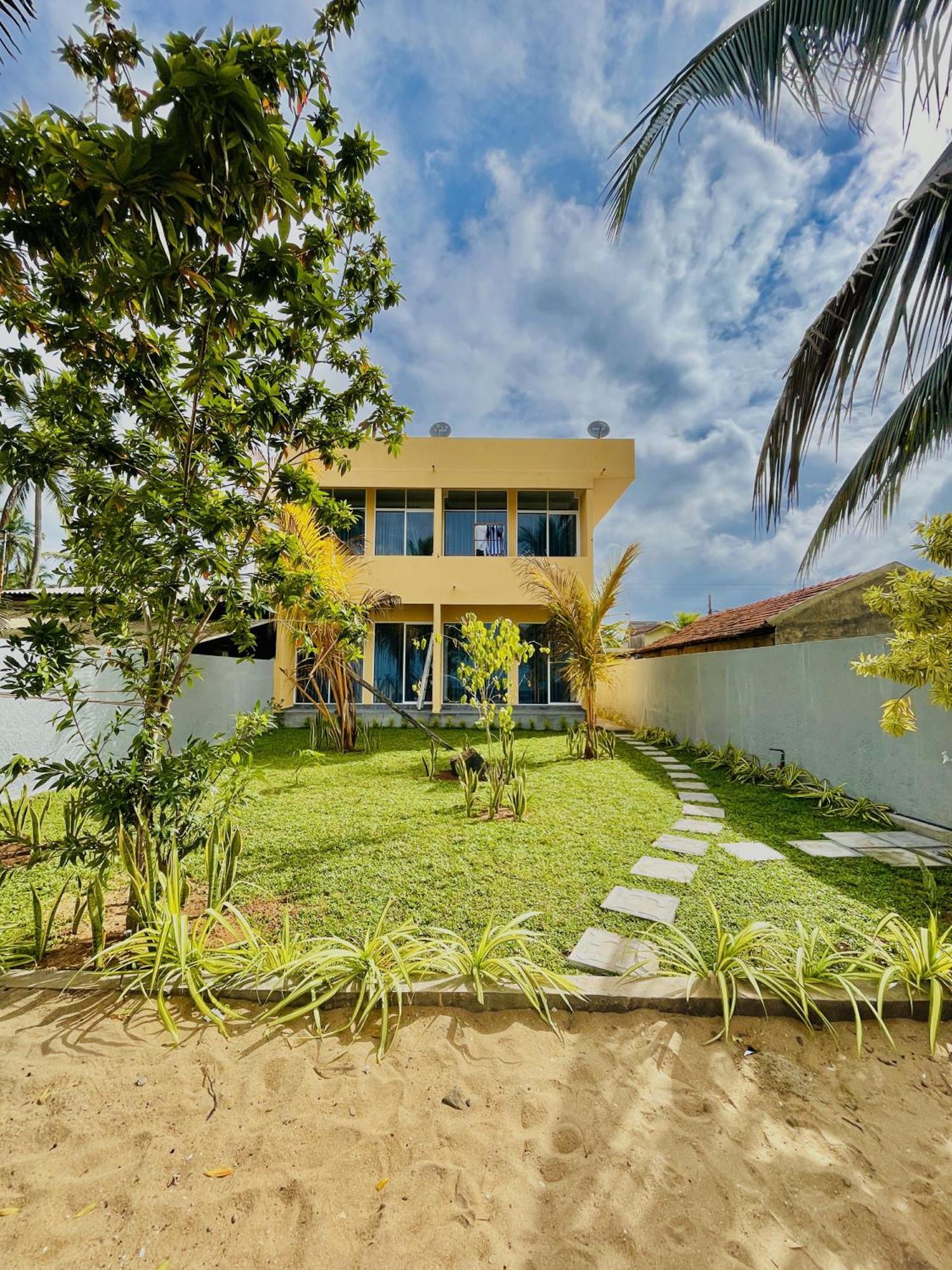 Solomon Beach Hotel Marawila Bagian luar foto